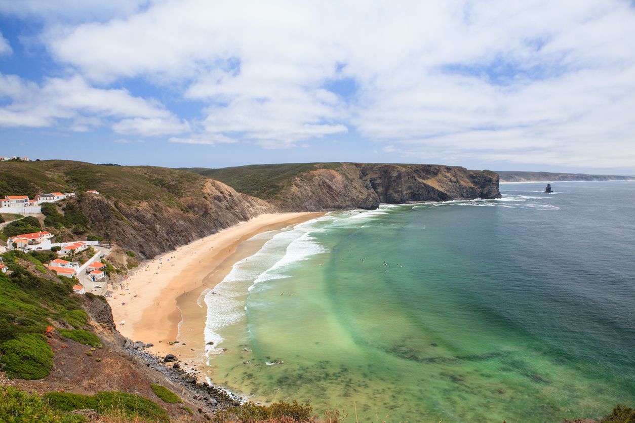 Vista de la playa de Arrifana, Aljezur, Algarve, Portugal.