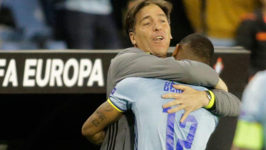 Berizzo felicita a Beauvue por su gol // REUTERS