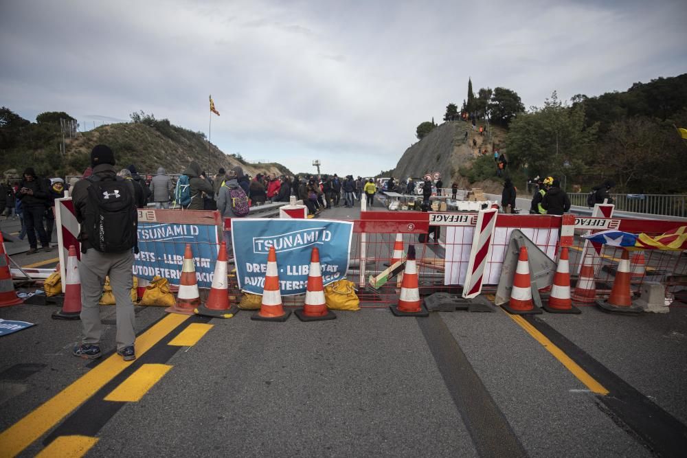 Una acció del Tsunami Democràtic talla l'AP-7 a la Jonquera