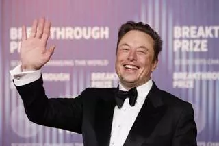 Elon Musk comparte un polémico vídeo manipulado de Kamala Harris en X (Twitter)