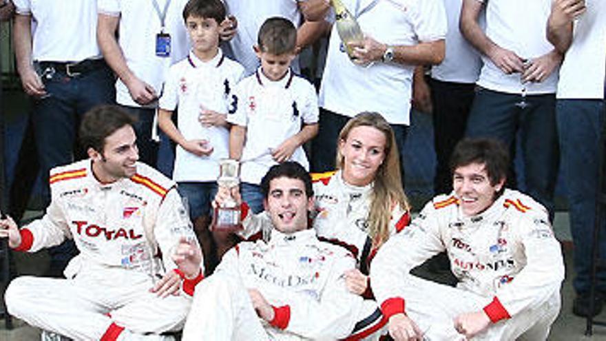 Bruno Méndez, abajo en el centro, celebra el título junto a los integrantes del equipo Campos Racing.