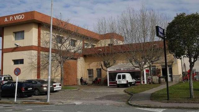 El bar "El Precio Justo" (dcha.), situado en un anexo al edificio del Puerto que también se derribará. // R. G.