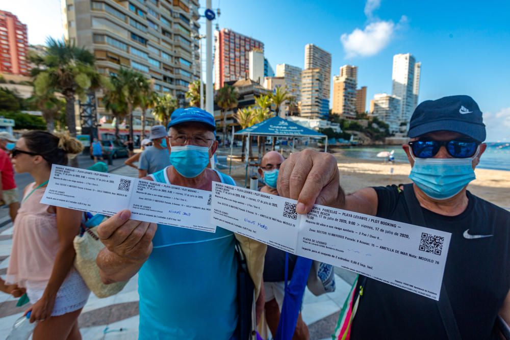 Colas de acceso a la playa el primer día de puesta en marcha del sistema de reservas de parcelas.