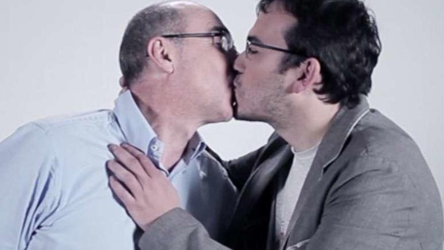 Beso de Jorquera y Callón en el vídeo de precampaña de NÓS.