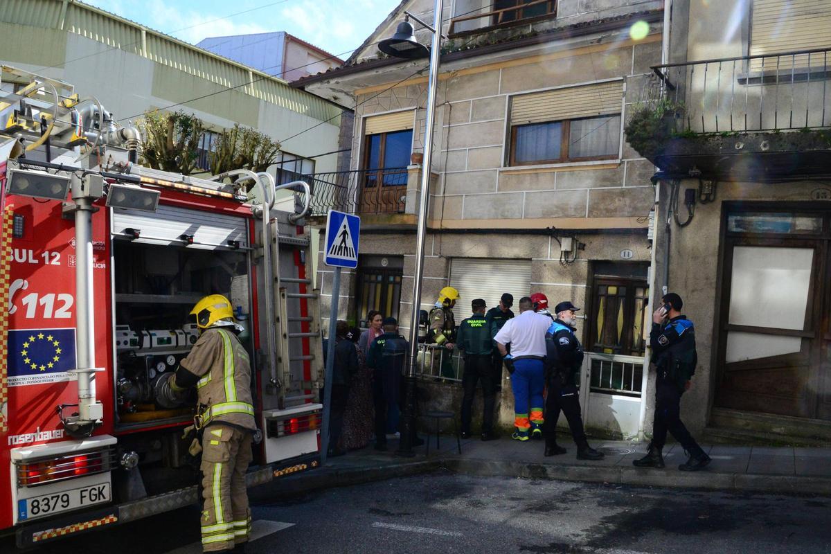 Bomberos y fuerzas del orden ayer ante la casa okupada en Méndez Núñez en Moaña.