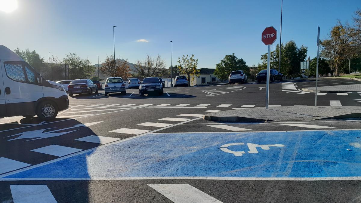 Los vehículos comienzan a ocupar el parking frente al cementerio mientras se retiran los materiales de obra.