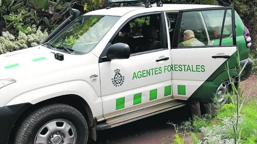 Un efectivo de la UMEN identifica a un ciudadano que se encuentra en el Parque Rural de Anaga.