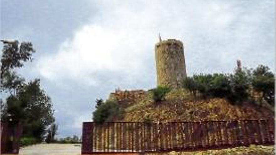 L&#039;entrada al castell, amb el nou tancament.