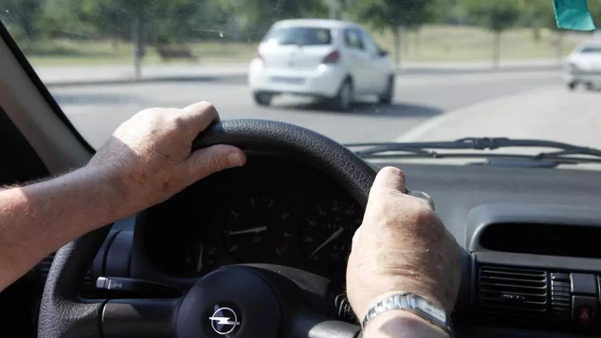 Una conductora al volante