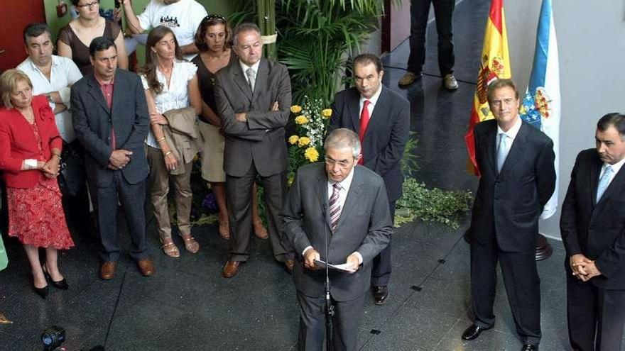 Pérez Touriño interviene en la inauguración de los juzgados, en julio de 2006, junto a Crespo.  // Bernabé