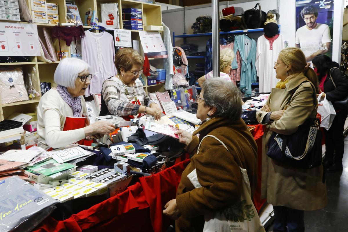 Llenazo en el primer día del Rastrillo Ozanam en el Auditorio de Zaragoza