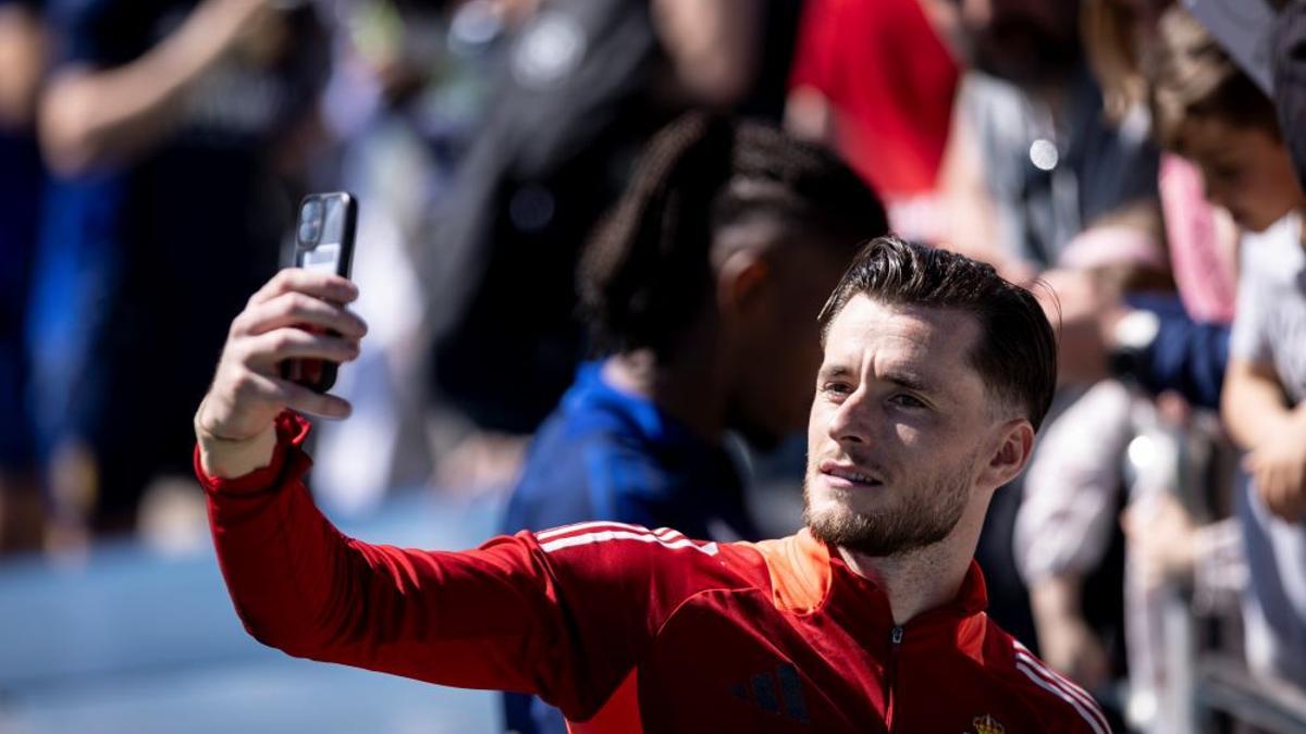 Femenías se hace un selfi con un aficionado el sábado pasado en La Romareda.