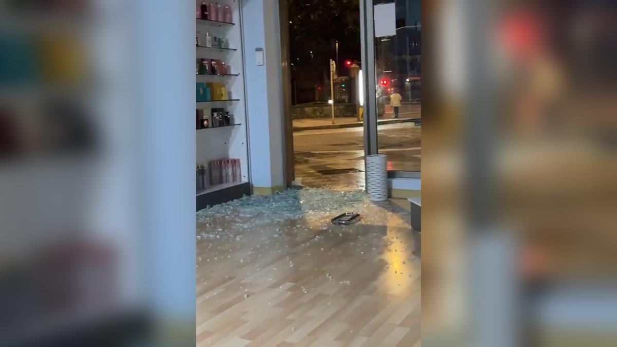 Robo de madrugada en Avilés: revientan la puerta de una perfumería y se llevan la recaudación de la caja registradora