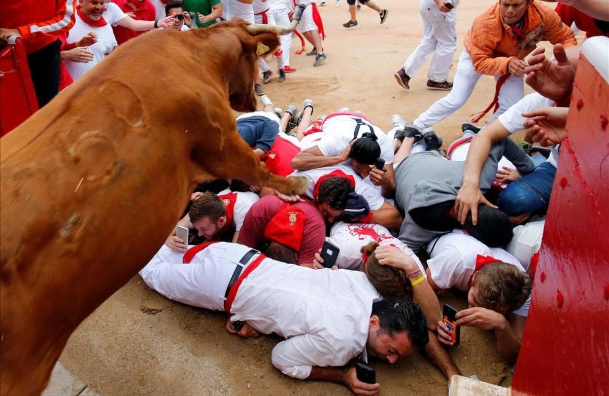 jjubierre39279707 a wild cow leaps over revellers as it enters the bullring fo170715202151