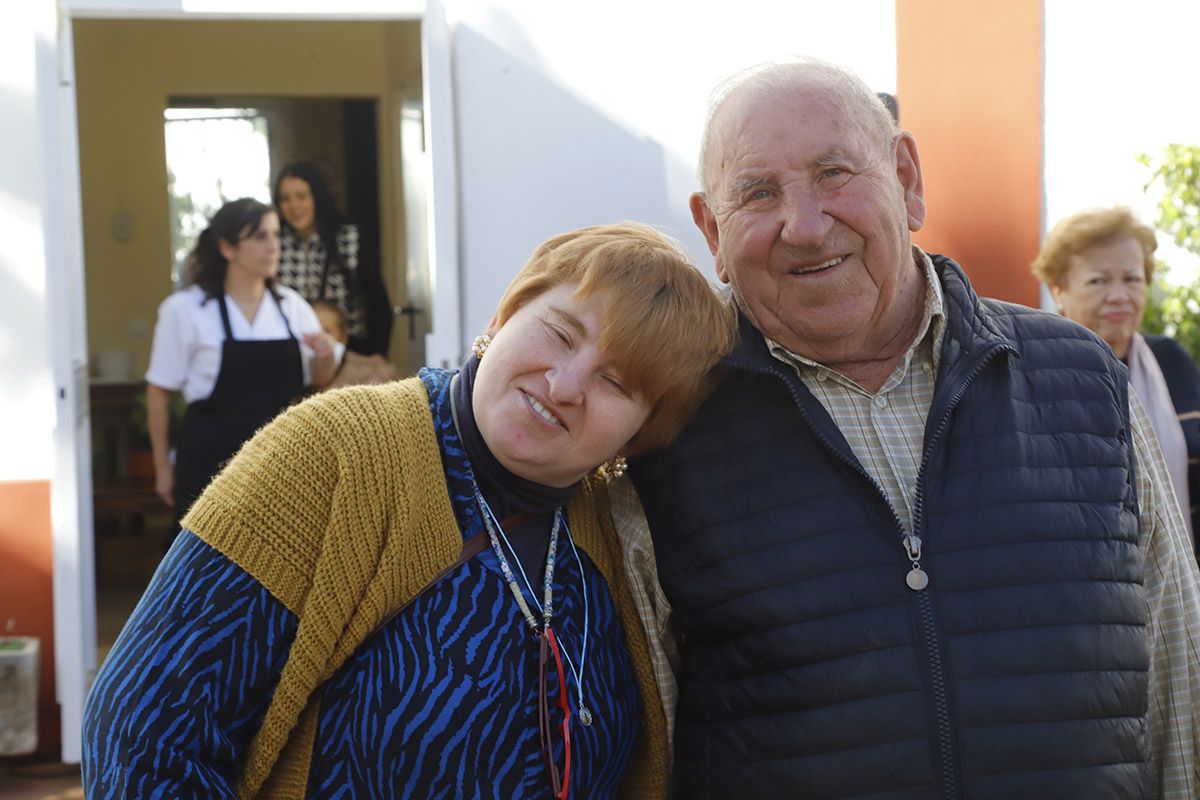 Las migas solidarias de la Cruz Blanca, en imágenes