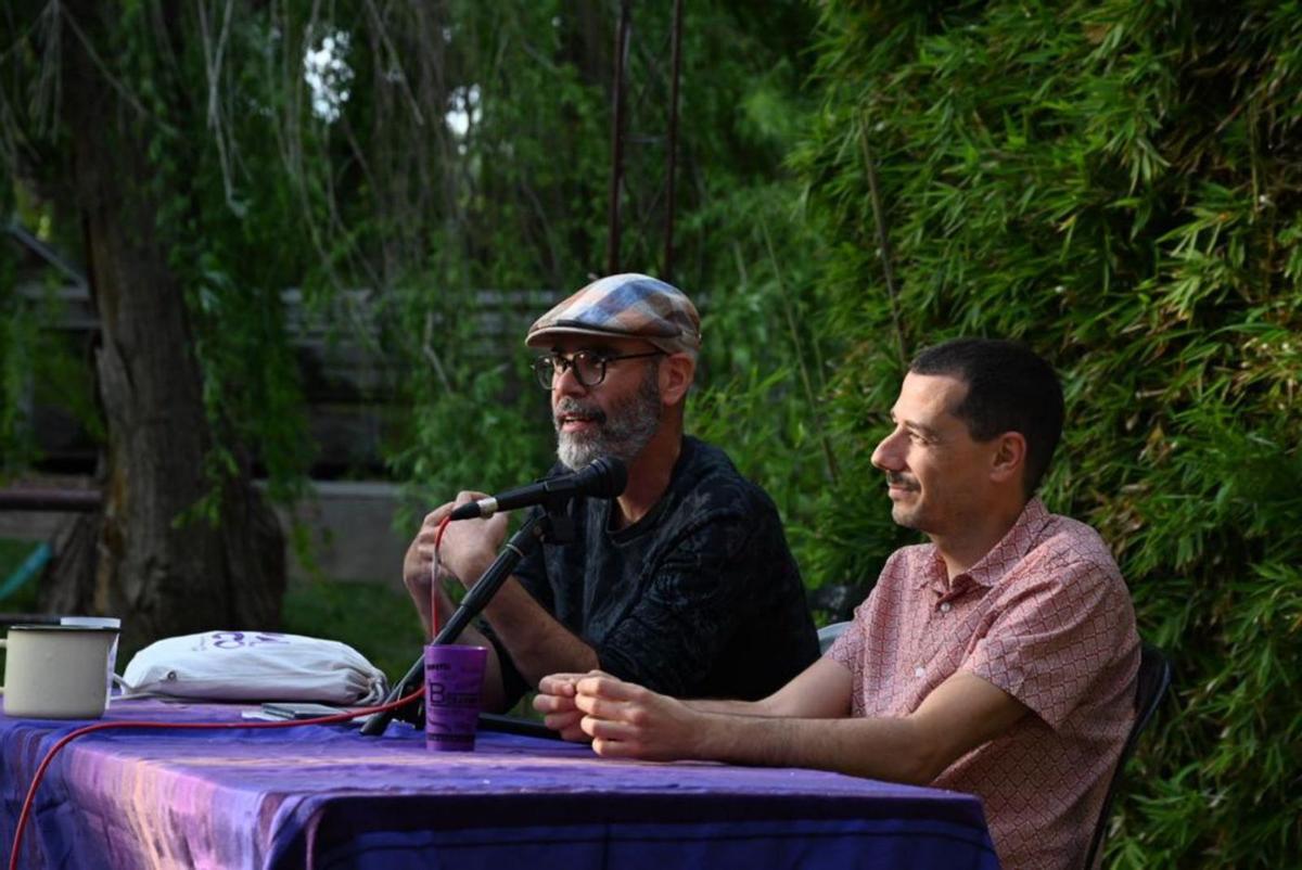 Certamen poético 8 Javier Mohedano presentó a Iván Hernández, que resultó ganador del premio ‘Salvar la casa’.