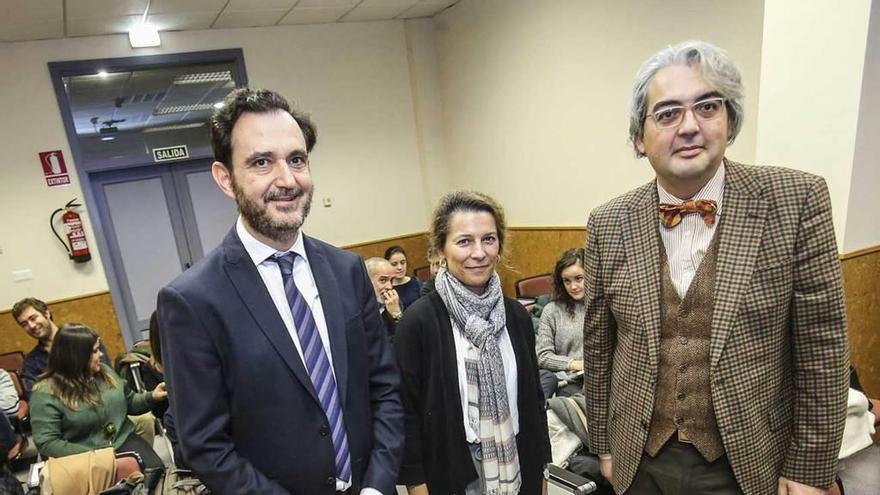 Miguel Linares, Marta Reina y Juan Barthe, ayer, antes del inicio de la mesa redonda en la Facultad de Derecho.