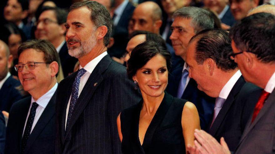 El look de la reina Letizia en València, al detalle