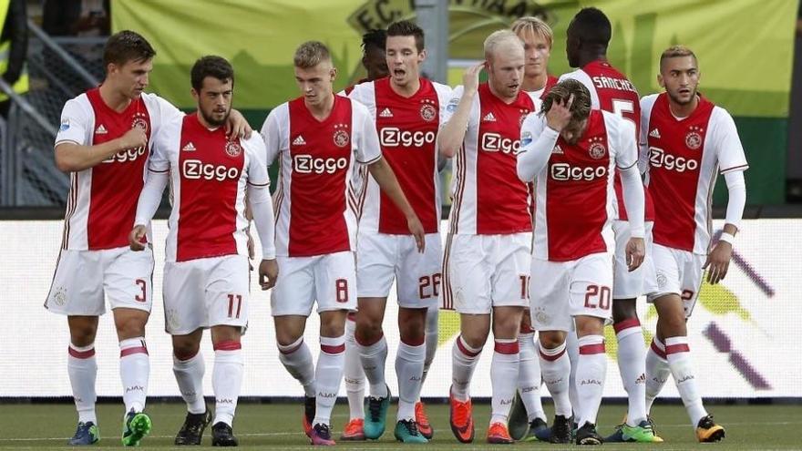 Los jugadores del Ajax celebran un gol en la Liga holandesa.