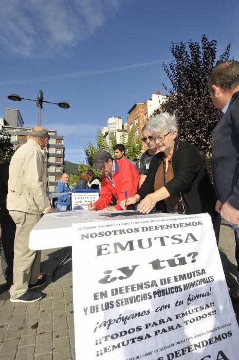 Recogida de firmas en Mieres en defensa de Emutsa