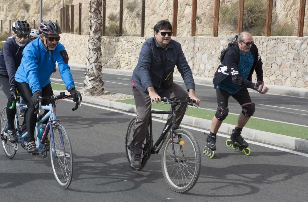 200 ciclistas exigen frente al Ayuntamiento una vía verde en La Cantera.