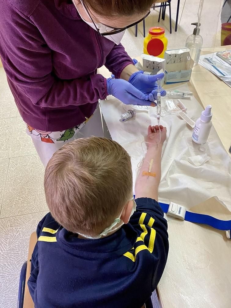 La enfermera escolar es la encargada de medicar a Fran en el colegio