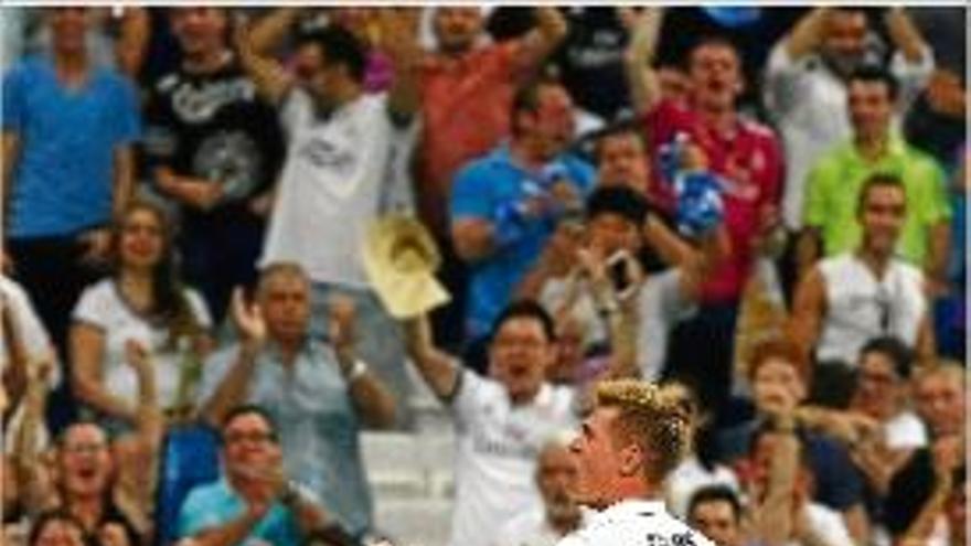 Toni Kroos celebra amb els seus companys el gol de la victòria.