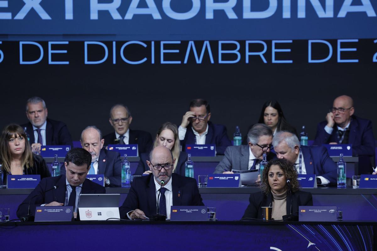 El presidente de la Real Federación Española de Fútbol, Rafael Louzán  interviene durante la asamblea general extraordinaria en la Ciudad del Fútbol de Las Rozas