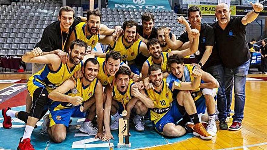 Els jugadors i l&#039;equip tècnic del Monbus Igualada celebren la classificació per a la fase d&#039;ascens a LEB Plata