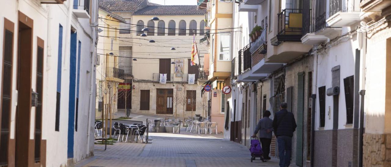 Una calle del centro urbano de Vallada, en una imagen de archivo. | PERALES IBORRA