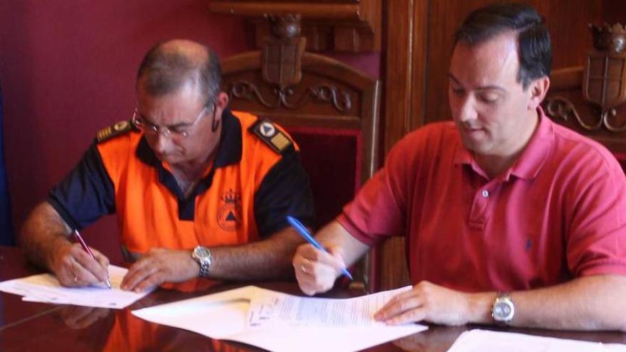 Joaquín Cuesta y Alejandro Vega firmando ayer el convenio en el Ayuntamiento.