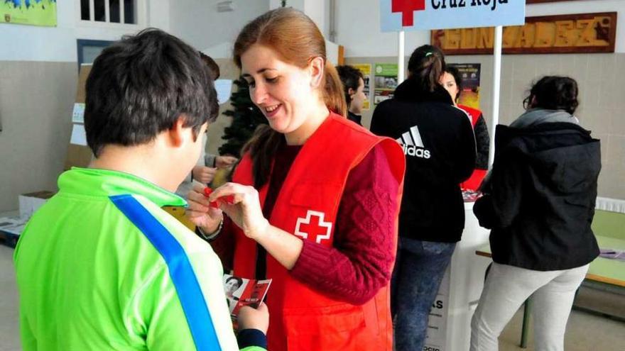 Voluntarias de la Cruz Roja en la mesa informativa instalada en el IES de Carril. // Iñaki Abella