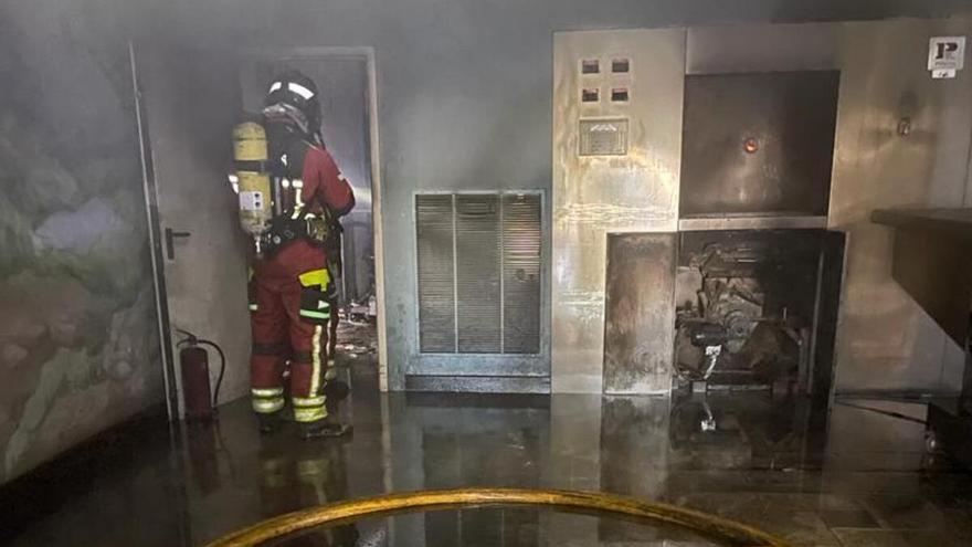 Desalojan un tanatorio en Canarias por un incendio en los hornos crematorios