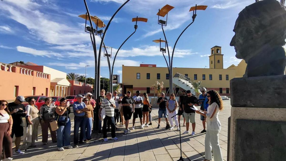 La comunidad uruguaya rinde homenaje a su héroe nacional en el Cruce de Arinaga.