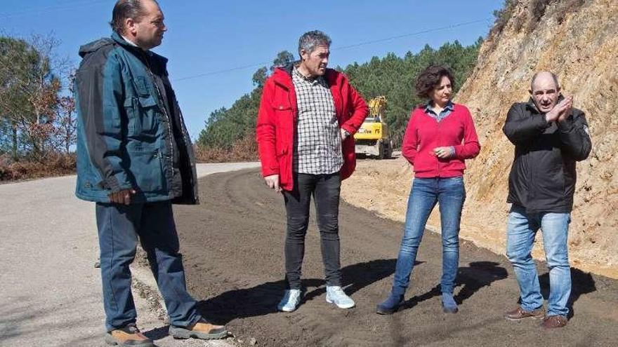 La alcaldesa Sandra González y Manuel Álvarez, en la zona. // C. T.