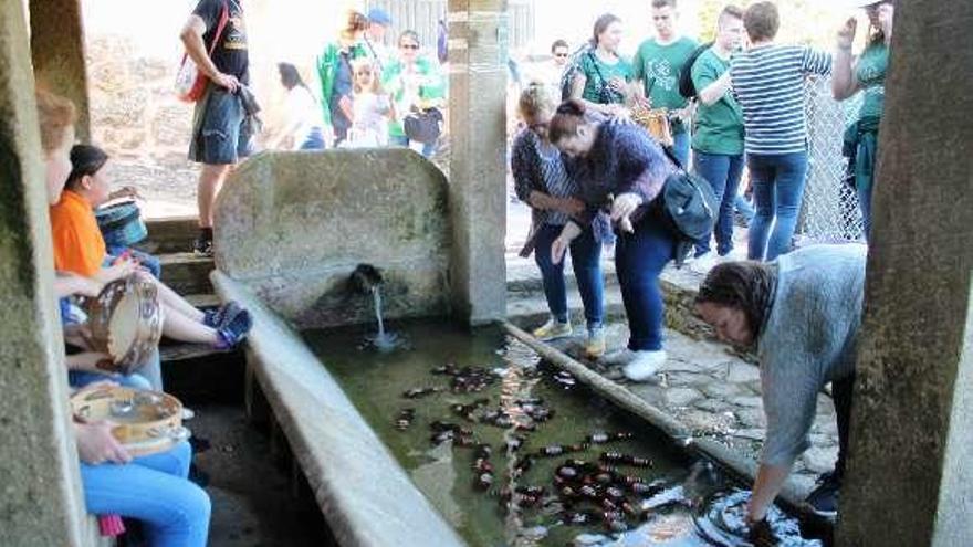 En Parada hai alomenos oito fontes de cantería e lavadoiros, que serviron para enfriar as cervexas. // Fotos: Ánxela Taboada/Daniel González Alén