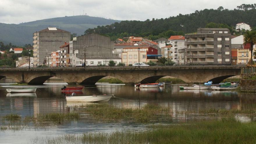 Zona da desembocadura do río Traba, en Noia, un dos municipios da área que perden poboación