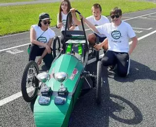 El IES de Nava triunfa en Galicia con un coche eléctrico montado por alumnos
