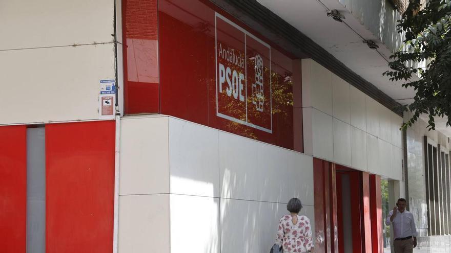 Sadeco limpia las pintadas de "traidores" aparecidas en la sede del PSOE de Córdoba