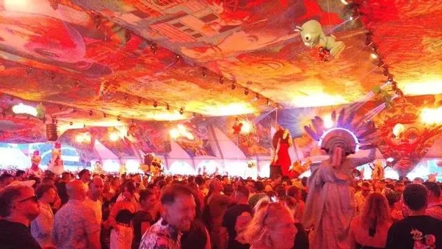 Así fue el festival Elrow en la Ería de Oviedo