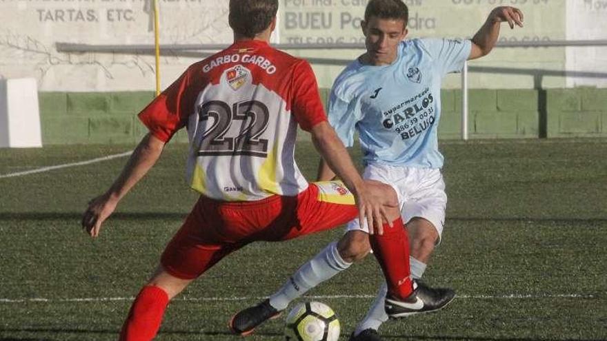 Iván regatea a un jugador del Alertanavia. // Santos Álvarez