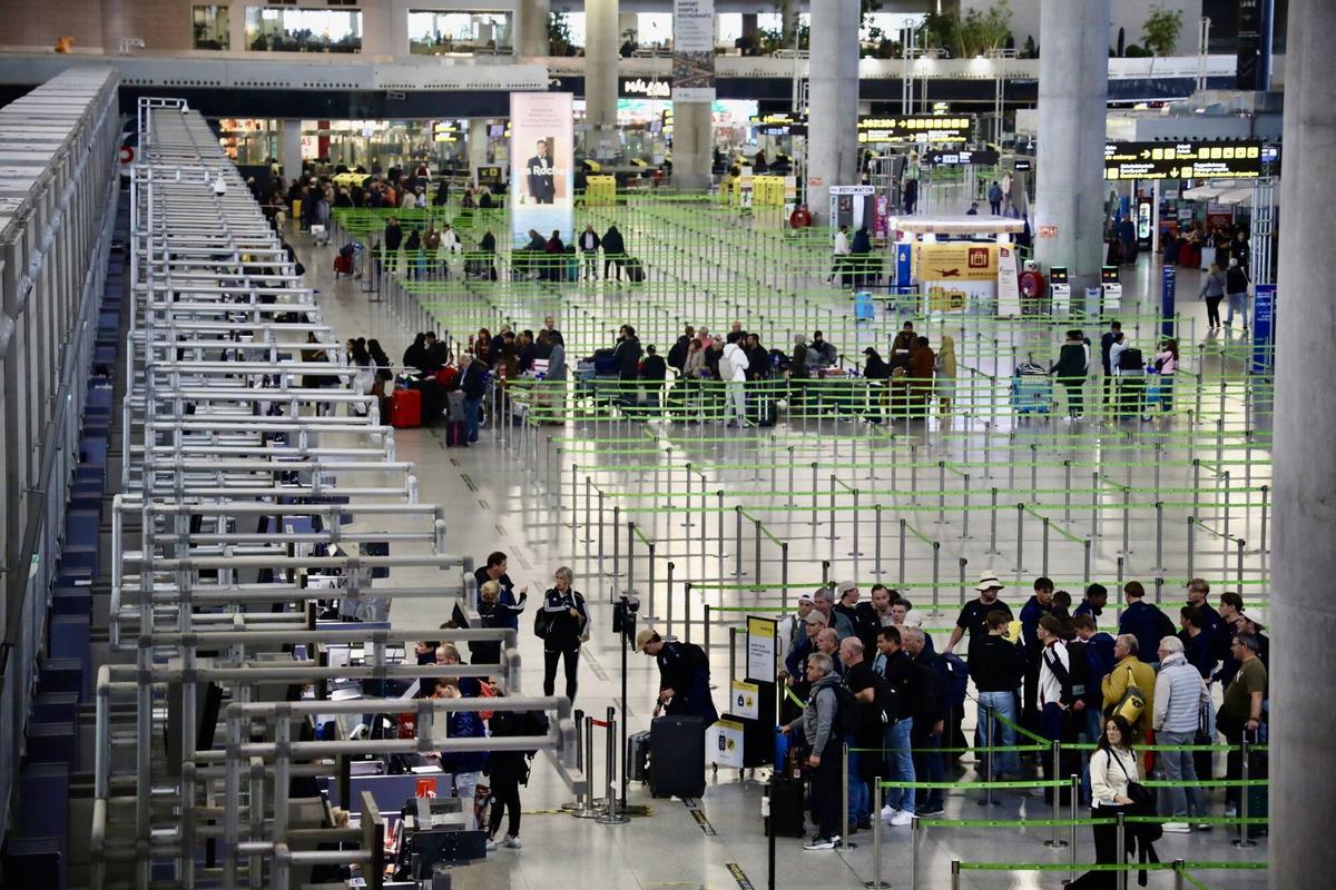 MLG 13-01-2026.-Cientos de pasajeros pasan por el aeropuerto de la ciudad, donde hoy el aeropuerto ha presentado las cifras de pasajeros donde han cerrado el año pasado con cerca de 27 millones de viajeros