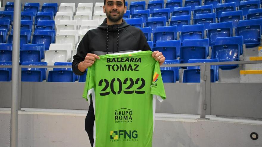 Tomaz posa en el acto de renovaciÃ³n con el Palma Futsal.