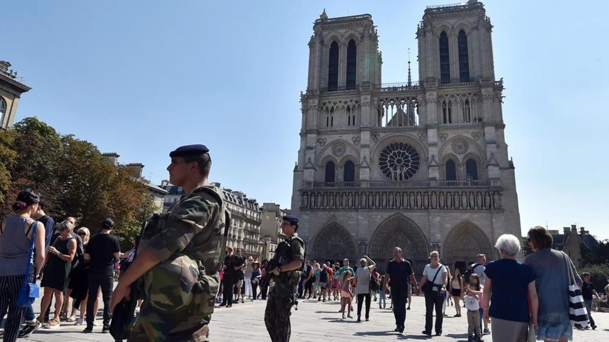 Soldados franceses patrullan frente a la catedral de Notre Dame, en París, el 15 de agosto.