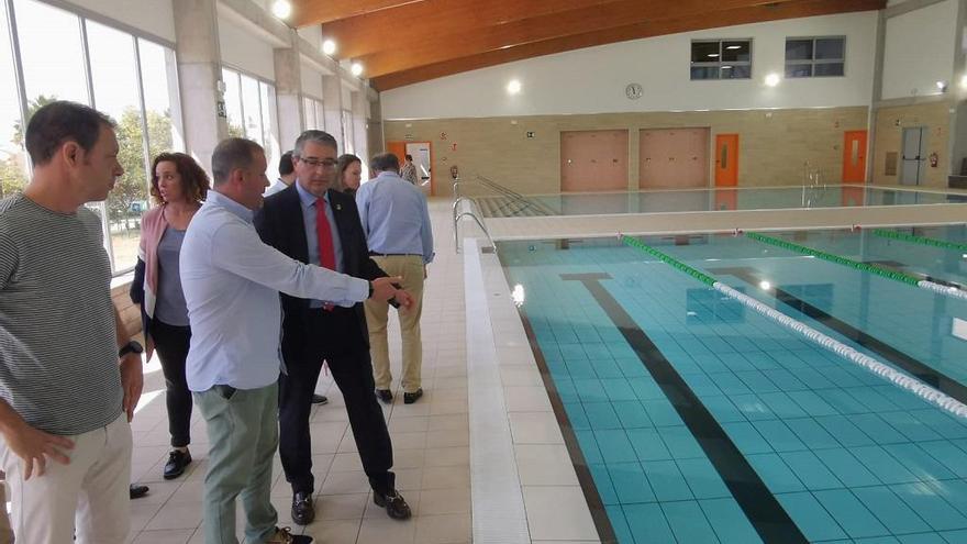 Un momento de la visita de Francisco Salado a la piscina municipal de Rincón.