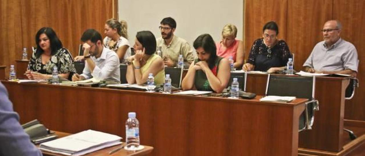 Una imagen de la bancada de la oposición durante la última sesión plenaria celebrada en el Ayuntamiento de Orihuela.