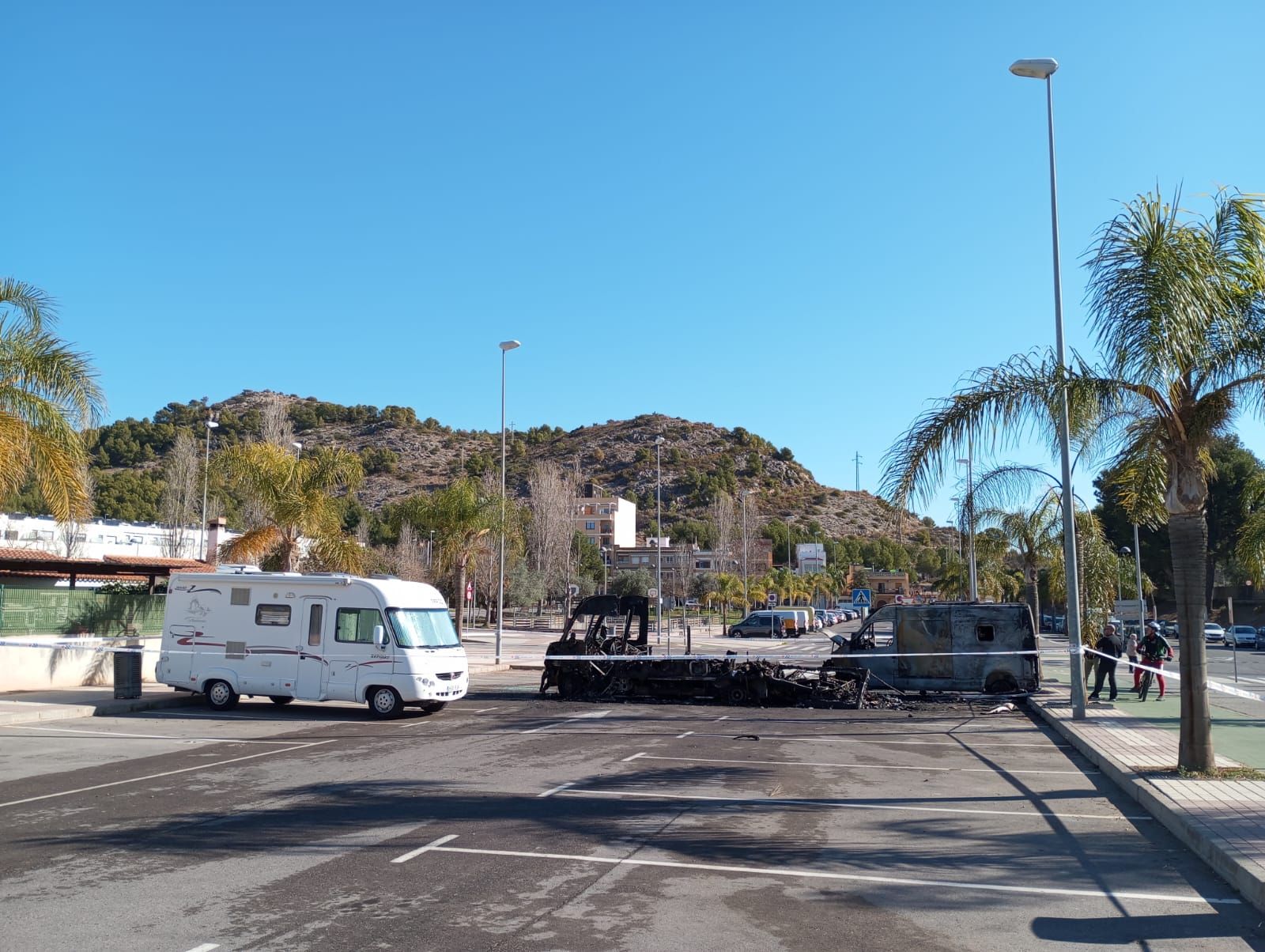 Galería: Arden dos autocaravanas con personas dentro en Benicàssim