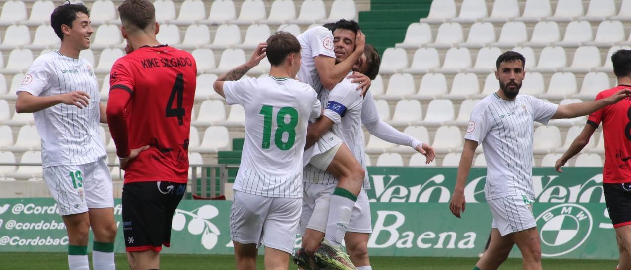 Los jugadores del Córdoba CF B celebran un gol en El Arcángel, esta temporada.