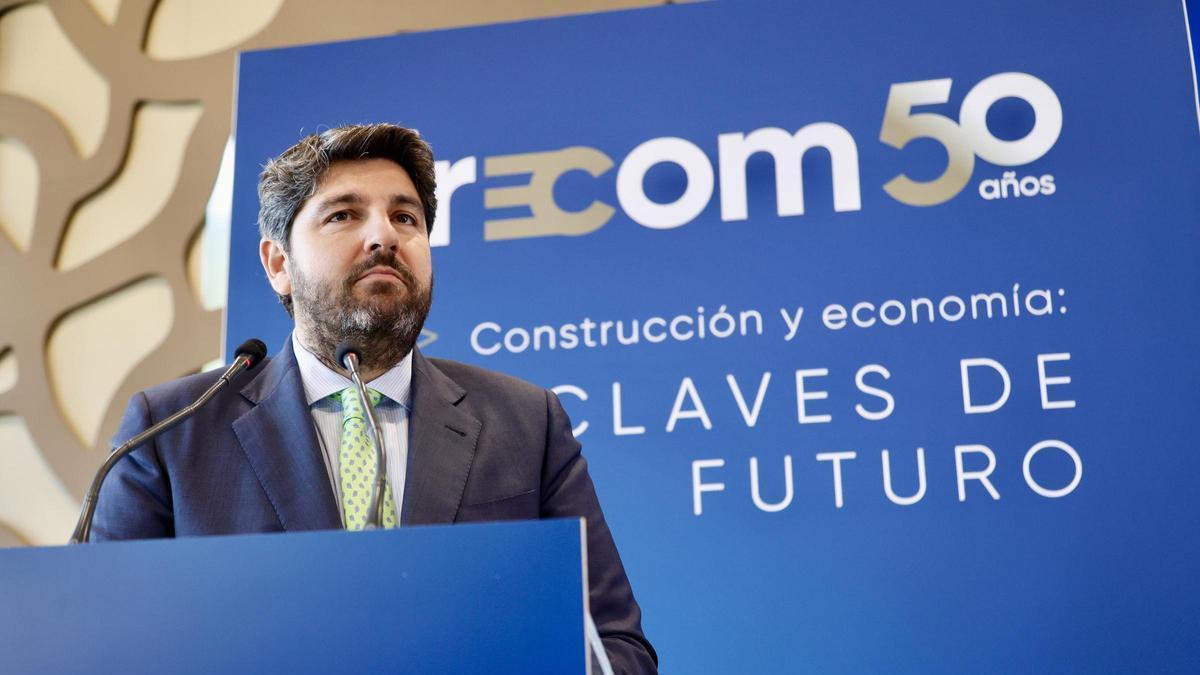 El presidente regional, Fernando López Miras, durante su intervención que clausuraba la asamblea general de Frecom en Murcia.