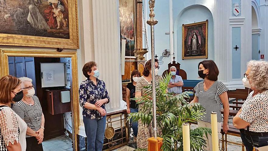 Visita de la alcaldesa de Ejea, Teresa Ladrero, a la iglesia. | SERVICIO ESPECIAL